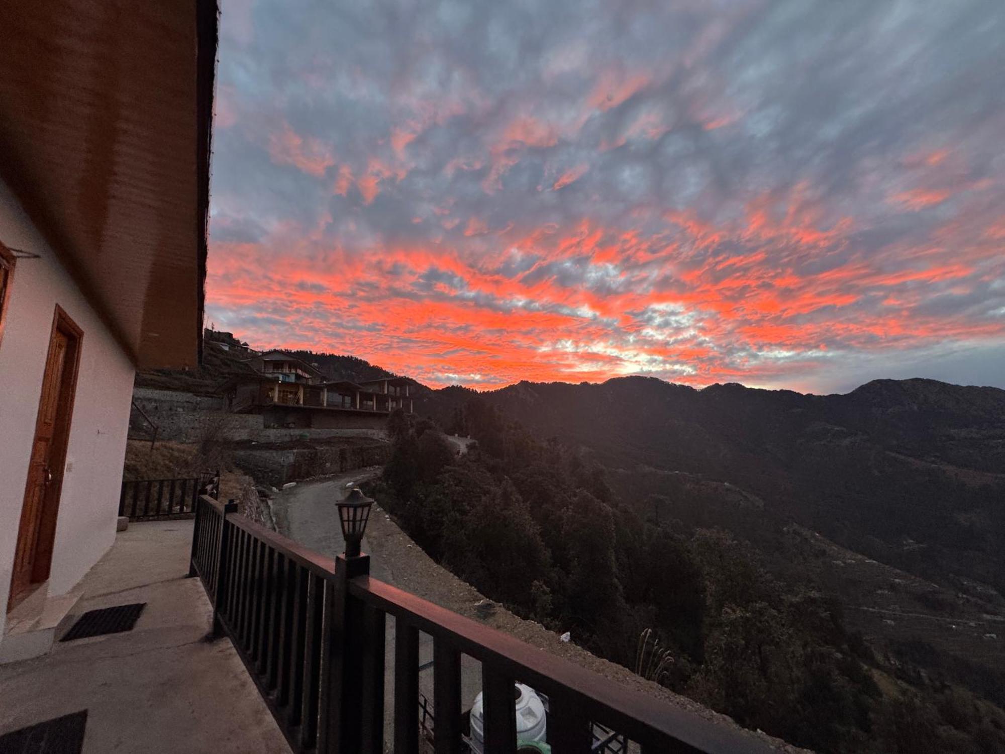 The Vintage Hill Village - Himalayan Boutique Resort Kanatal Extérieur photo